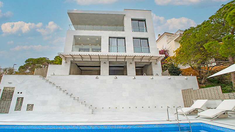 Casa en venta con licencia turistica y vistas al mar en Lloret de Mar